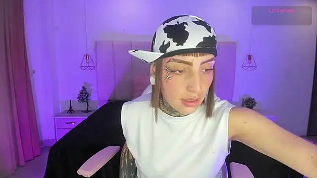 Snapshot of Gyal_8_ chatting on December 5, 3:26 am Gyal 8 online show from December 5, 3:26 am