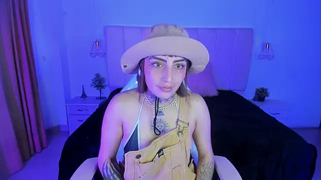 Snapshot of Gyal_8_ chatting on December 14, 4:07 am Gyal 8 online show from December 14, 4:07 am