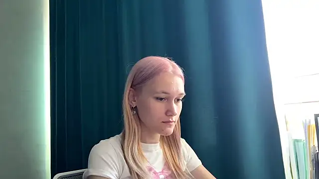 Snapshot of TwinedPeril chatting on October 4, 7:28 am TwinedPeril online show from October 4, 7:28 am