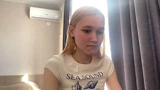 Snapshot of TwinedPeril chatting on October 22, 7:08 am TwinedPeril online show from October 22, 7:08 am