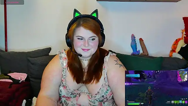 Snapshot of Chrissiosaurus chatting on October 24, 5:53 pm Chrissiosaurus online show from October 24, 5:53 pm