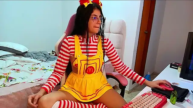 Snapshot of Julieta_Rose19 chatting on October 31, 3:18 am Julieta Rose19 online show from October 31, 3:18 am