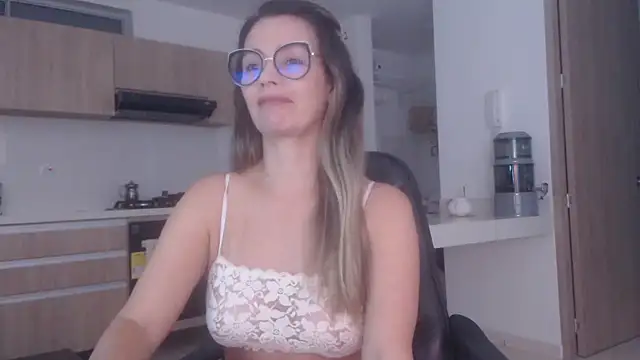 LovePaula online show from March 28, 11:32 am