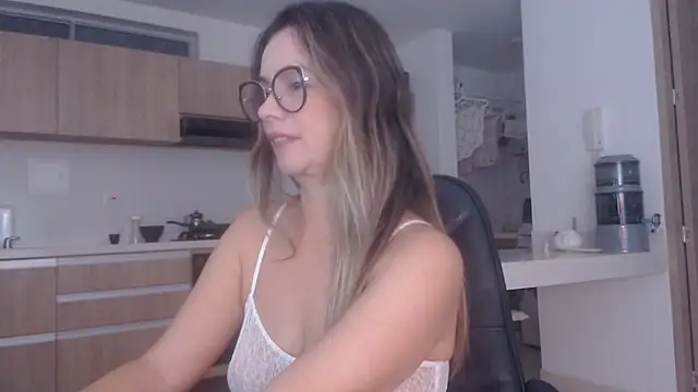 LovePaula online show from April 14, 10:32 am