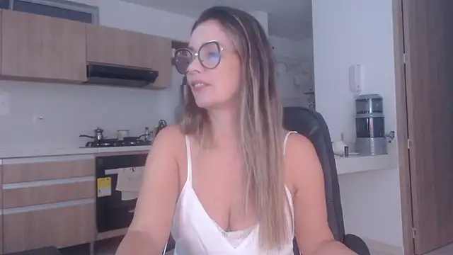 LovePaula online show from April 16, 11:11 am