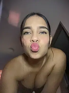 Snapshot of Valery_lux16 chatting on May 24, 6:24 pm Valery lux16 online show from May 24, 6:24 pm