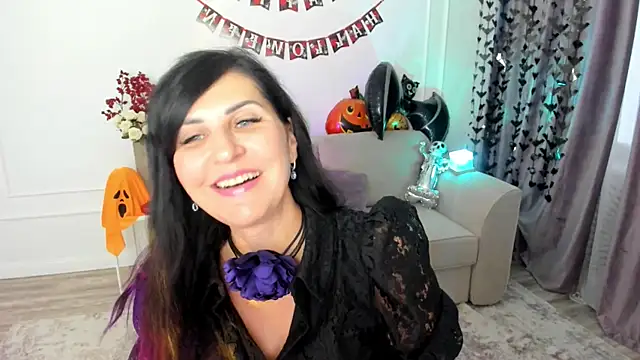 Snapshot of Moon_Veloure1 chatting on October 13, 3:50 am Moon Veloure1 online show from October 13, 3:50 am