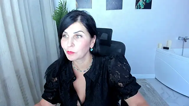 Snapshot of Moon_Veloure1 chatting on November 9, 12:25 pm Moon Veloure1 online show from November 9, 12:25 pm