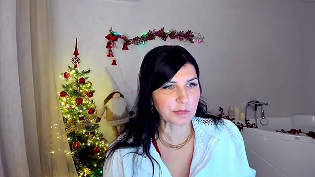 Snapshot of Moon_Veloure1 chatting on December 14, 3:34 am Moon Veloure1 online show from December 14, 3:34 am