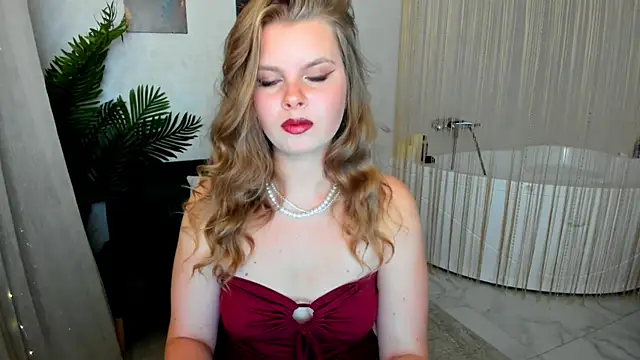 Snapshot of WildeDesiree chatting on October 3, 12:02 pm WildeDesiree online show from October 3, 12:02 pm