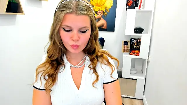 Snapshot of WildeDesiree chatting on October 8, 11:41 am WildeDesiree online show from October 8, 11:41 am