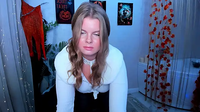 Snapshot of WildeDesiree chatting on October 18, 11:33 am WildeDesiree online show from October 18, 11:33 am