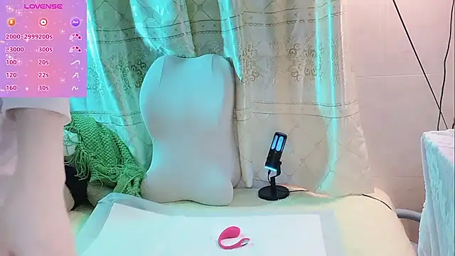 Snapshot of White-Lia chatting on September 30, 7:52 pm White-Lia online show from September 30, 7:52 pm