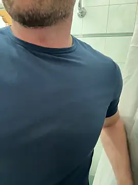 Snapshot of giovan2020 chatting on April 12, 2:22 pm giovan2020 online show from April 12, 2:22 pm