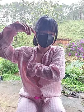 Snapshot of Helen-Tran chatting on November 19, 2:22 am Helen-Tran online show from November 19, 2:22 am