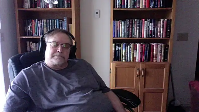 Snapshot of Vinyl22@xh chatting on April 30, 9:52 pm Vinyl22xh online show from April 30, 9:52 pm