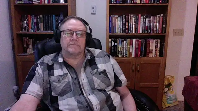 Snapshot of Vinyl22@xh chatting on May 11, 1:11 am Vinyl22xh online show from May 11, 1:11 am