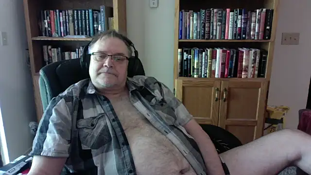 Snapshot of Vinyl22@xh chatting on May 13, 4:37 pm Vinyl22xh online show from May 13, 4:37 pm