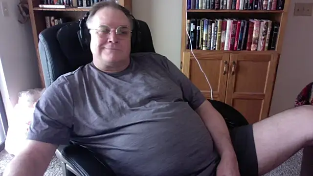Snapshot of Vinyl22@xh chatting on June 4, 8:59 pm Vinyl22xh online show from June 4, 8:59 pm