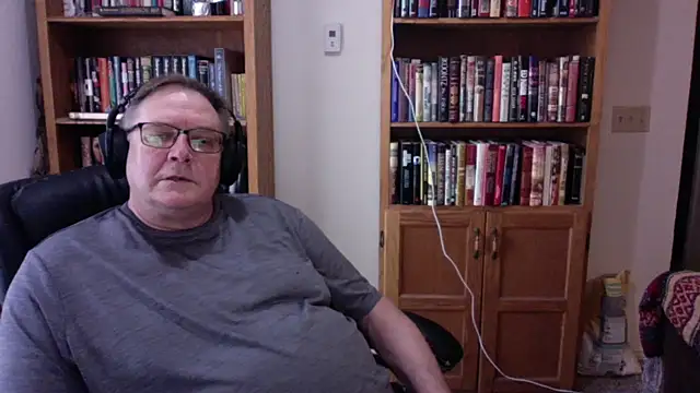 Snapshot of Vinyl22@xh chatting on June 16, 12:02 am Vinyl22xh online show from June 16, 12:02 am