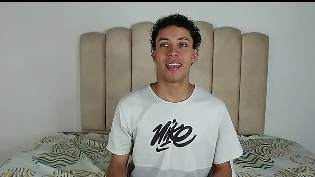 Snapshot of aroncooper1 chatting on October 29, 5:10 am aroncooper1 online show from October 29, 5:10 am