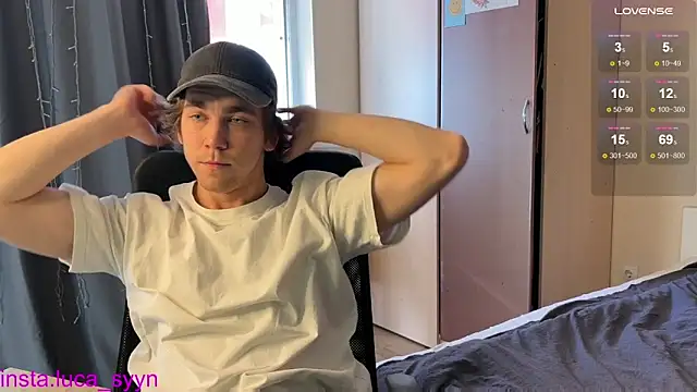 Snapshot of luca_syn chatting on September 28, 8:20 am luca syn online show from September 28, 8:20 am