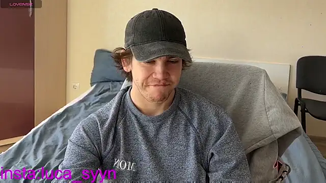 Snapshot of luca_syn chatting on October 6, 8:34 am luca syn online show from October 6, 8:34 am