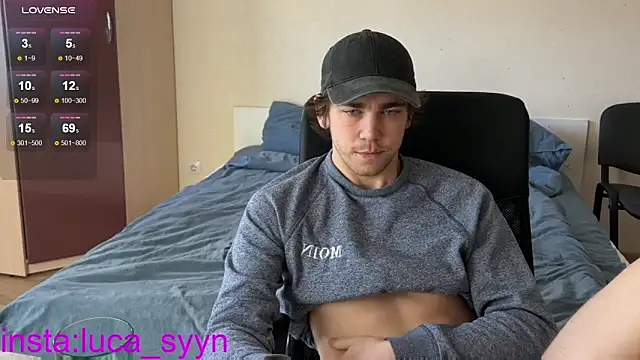 Snapshot of luca_syn chatting on October 7, 5:15 am luca syn online show from October 7, 5:15 am