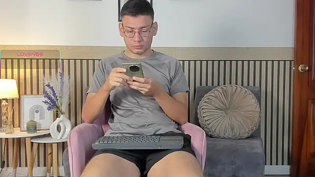 Snapshot of marcuswildx chatting on September 23, 11:35 am marcuswildx online show from September 23, 11:35 am