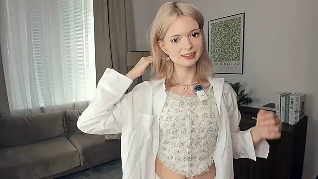 Snapshot of LaureMestler chatting on October 1, 8:31 am LaureMestler online show from October 1, 8:31 am