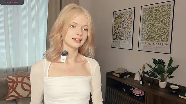 Snapshot of LaureMestler chatting on October 17, 8:06 am LaureMestler online show from October 17, 8:06 am