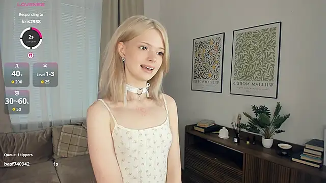 Snapshot of LaureMestler chatting on October 19, 8:37 am LaureMestler online show from October 19, 8:37 am