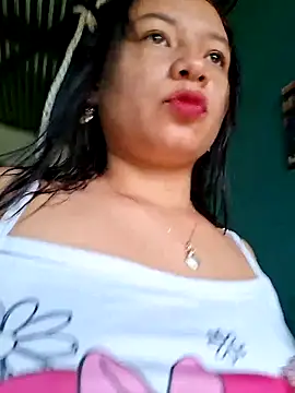 Snapshot of hot-mom22 chatting on October 1, 10:43 am hot-mom22 online show from October 1, 10:43 am