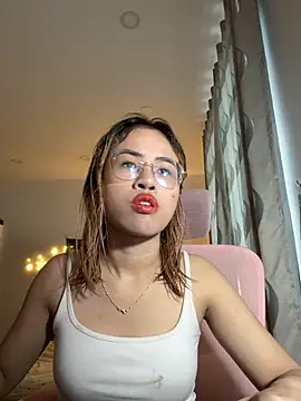 Snapshot of EllieYoon chatting on November 30, 9:13 am EllieYoon online show from November 30, 9:13 am