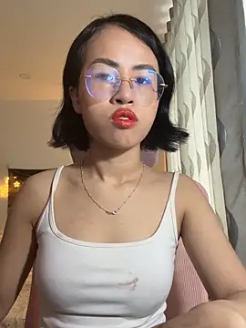 Snapshot of EllieYoon chatting on December 19, 6:53 am EllieYoon online show from December 19, 6:53 am