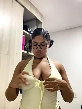 Snapshot of miiabrown18 chatting on October 29, 1:30 am miiabrown18 online show from October 29, 1:30 am