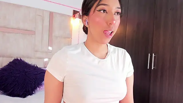 Snapshot of emily__walker chatting on November 20, 12:38 pm emily walker online show from November 20, 12:38 pm