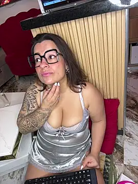 liz and thiago online show from December 5, 11:52 am