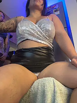 Snapshot of liz_and_thiago chatting on May 4, 9:00 pm liz and thiago online show from May 4, 9:00 pm