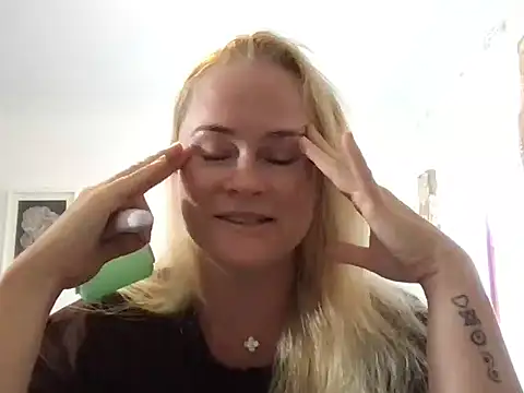 Snapshot of Sweet-TessaXX chatting on February 17, 5:37 am Sweet-TessaXX online show from February 17, 5:37 am