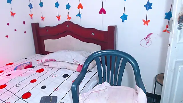 lorenacapelli online show from February 6, 12:15 am