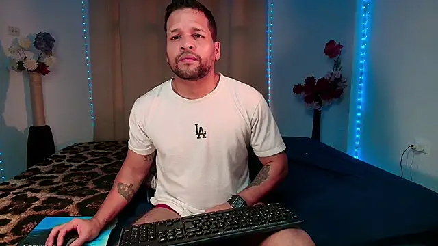 LucasGaeel online show from April 13, 12:10 pm