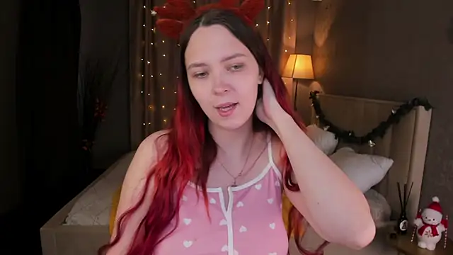 Snapshot of Monica__Queen chatting on November 28, 5:32 am Monica Queen online show from November 28, 5:32 am