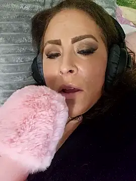 Snapshot of Queenbz1979 chatting on September 26, 8:24 pm Queenbz1979 online show from September 26, 8:24 pm