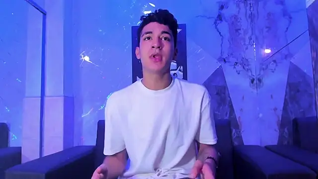 Snapshot of Stiben_boy chatting on May 18, 3:18 pm Stiben boy online show from May 18, 3:18 pm
