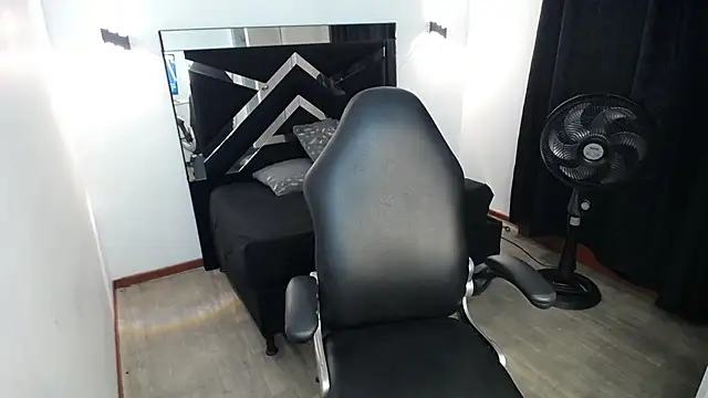 MarianaRojas  online show from April 22, 8:50 am