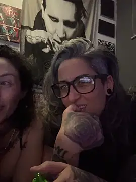 Snapshot of inkdmagz chatting on April 1, 8:59 am inkdmagz online show from April 1, 8:59 am