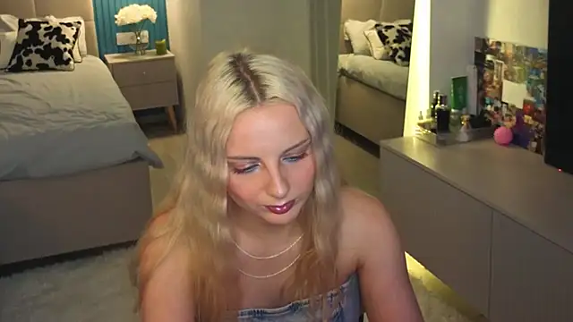 Snapshot of Naymoria chatting on July 4, 3:07 pm Naymoria online show from July 4, 3:07 pm
