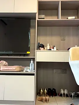 Snapshot of POS001 chatting on December 14, 5:24 am POS001 online show from December 14, 5:24 am