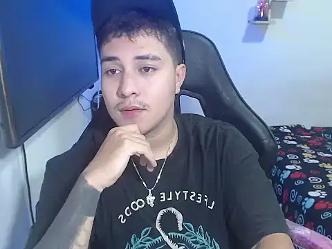 Snapshot of loki32men chatting on October 11, 5:17 am loki32men online show from October 11, 5:17 am